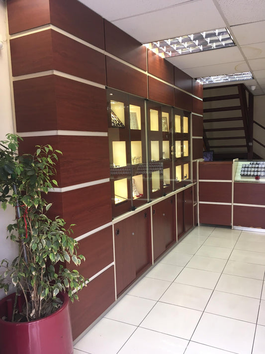 Counter de Recepción Madera Cerezo con Vitrinas Iluminadas