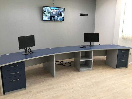 Escritorio de Monitoreo Curvo Azul Acero con Repisas